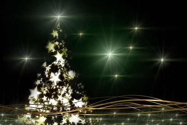künstlicher Weihnachtsbaum mit Sternen